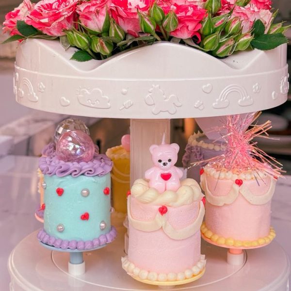 6 pieces vanilla cake with fresh cream including machine