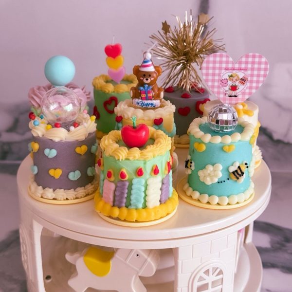 8 pieces fresh cream vanilla cakes